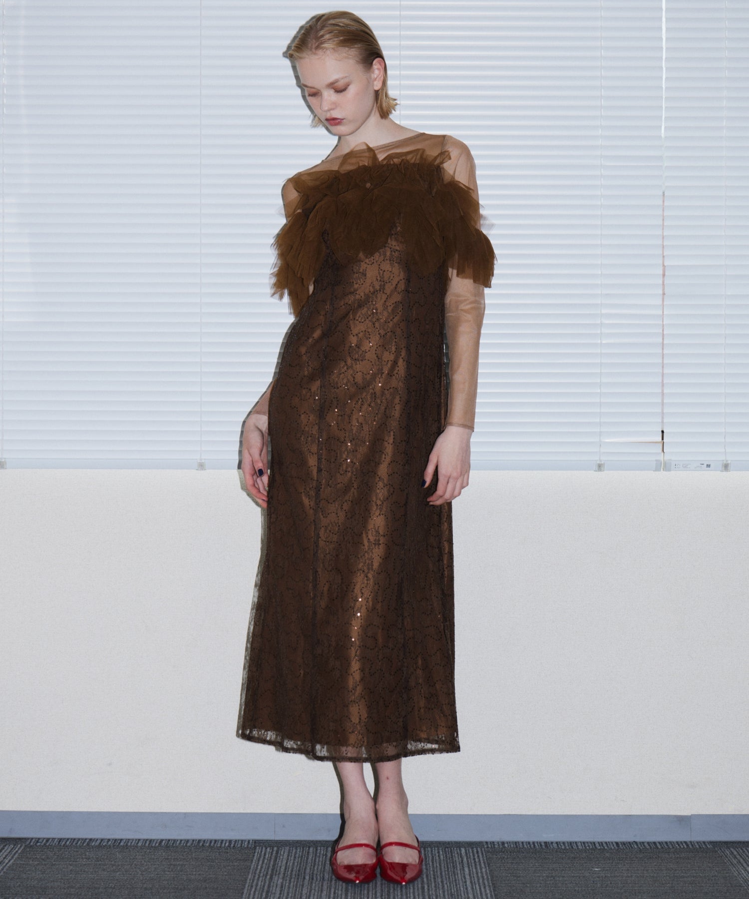 TULLE SPARKLE DRESS ブラウン 正面全身ポーズ