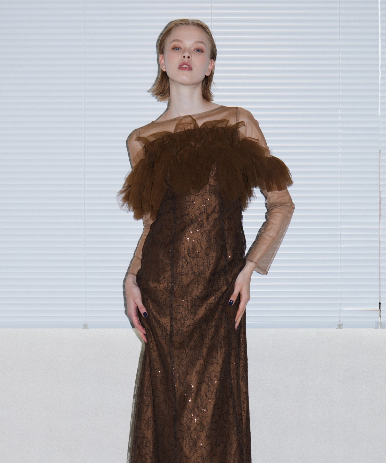 TULLE SPARKLE DRESS ブラウン 正面アップポーズ