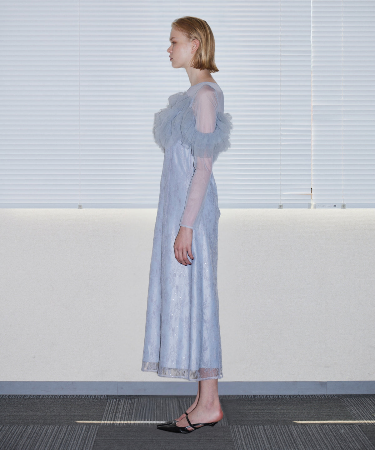 TULLE SPARKLE DRESS ライトグレー 横向き全身