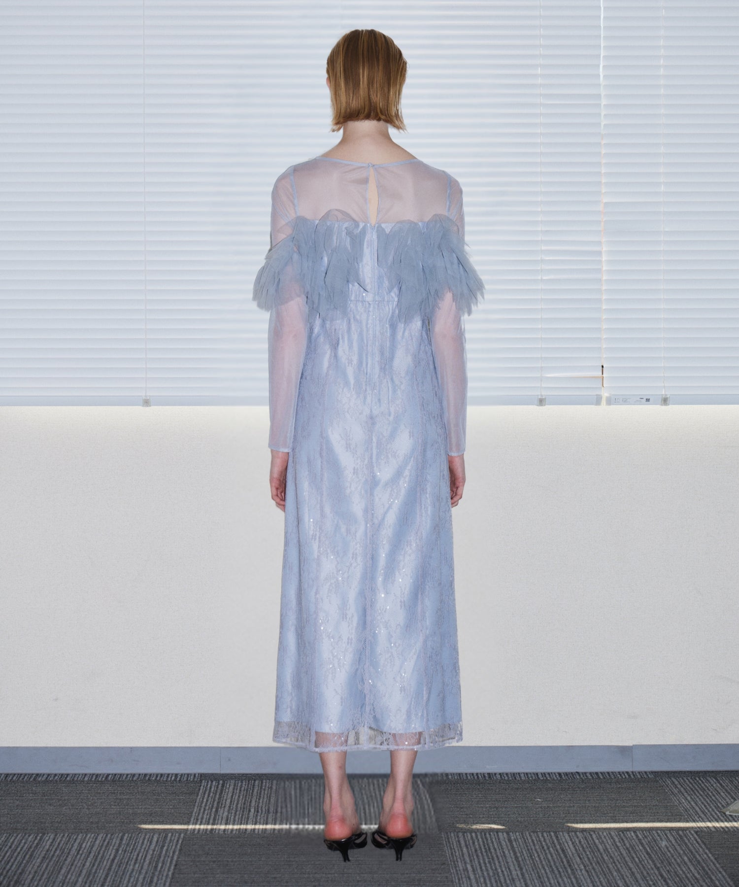 TULLE SPARKLE DRESS ライトグレー 背面全身