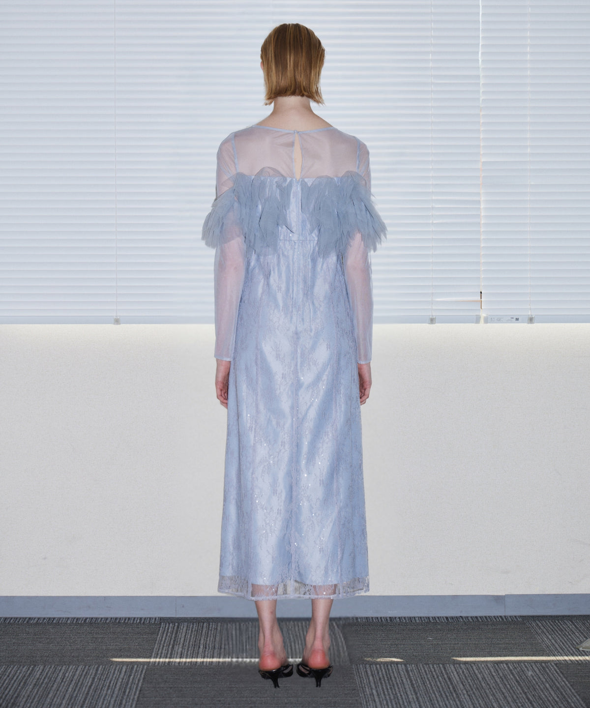 TULLE SPARKLE DRESS ライトグレー 背面全身