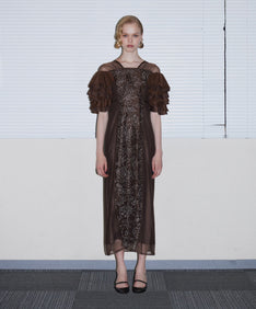SPANGLE RUFFLE DRESS ブラウン 正面全身