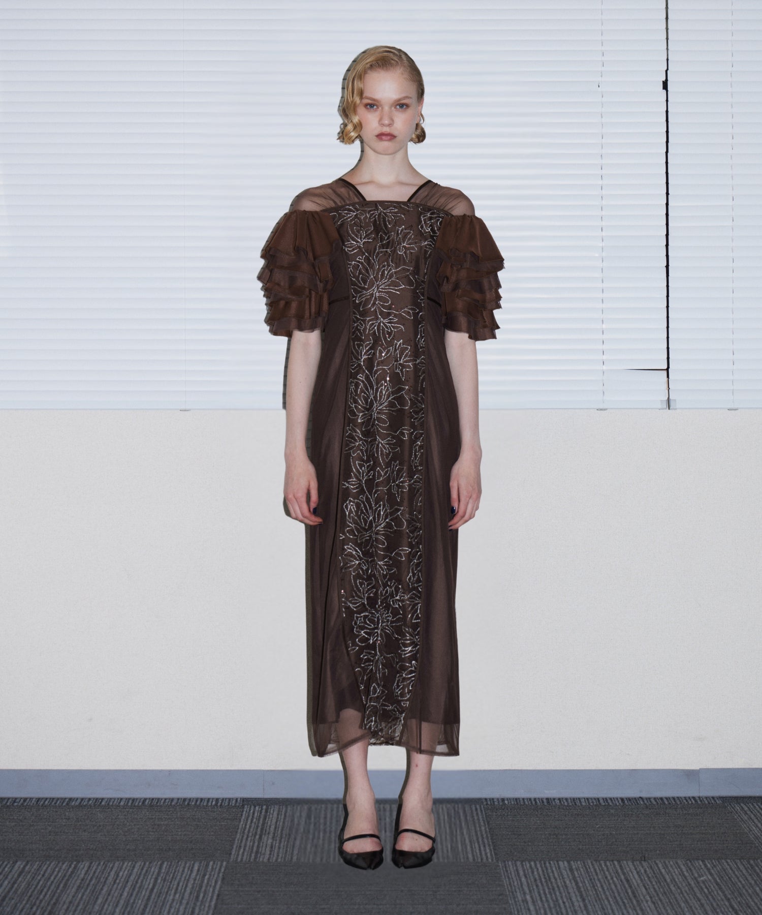 SPANGLE RUFFLE DRESS ブラウン 正面全身