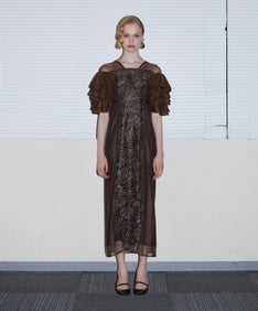 SPANGLE RUFFLE DRESS ブラウン 正面全身