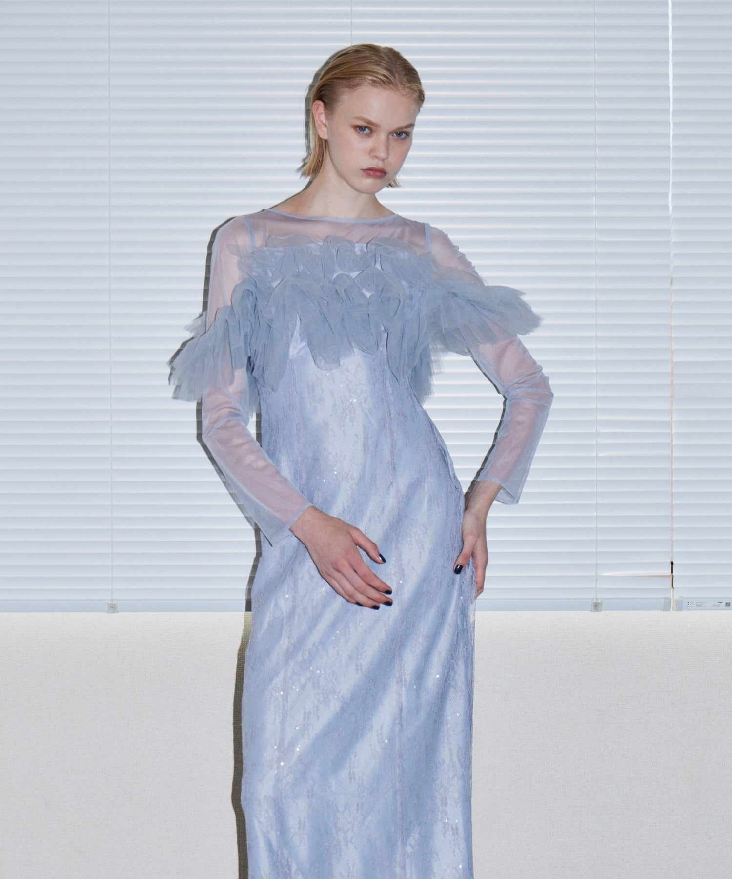 TULLE SPARKLE DRESS ライトグレー 正面アップポーズ