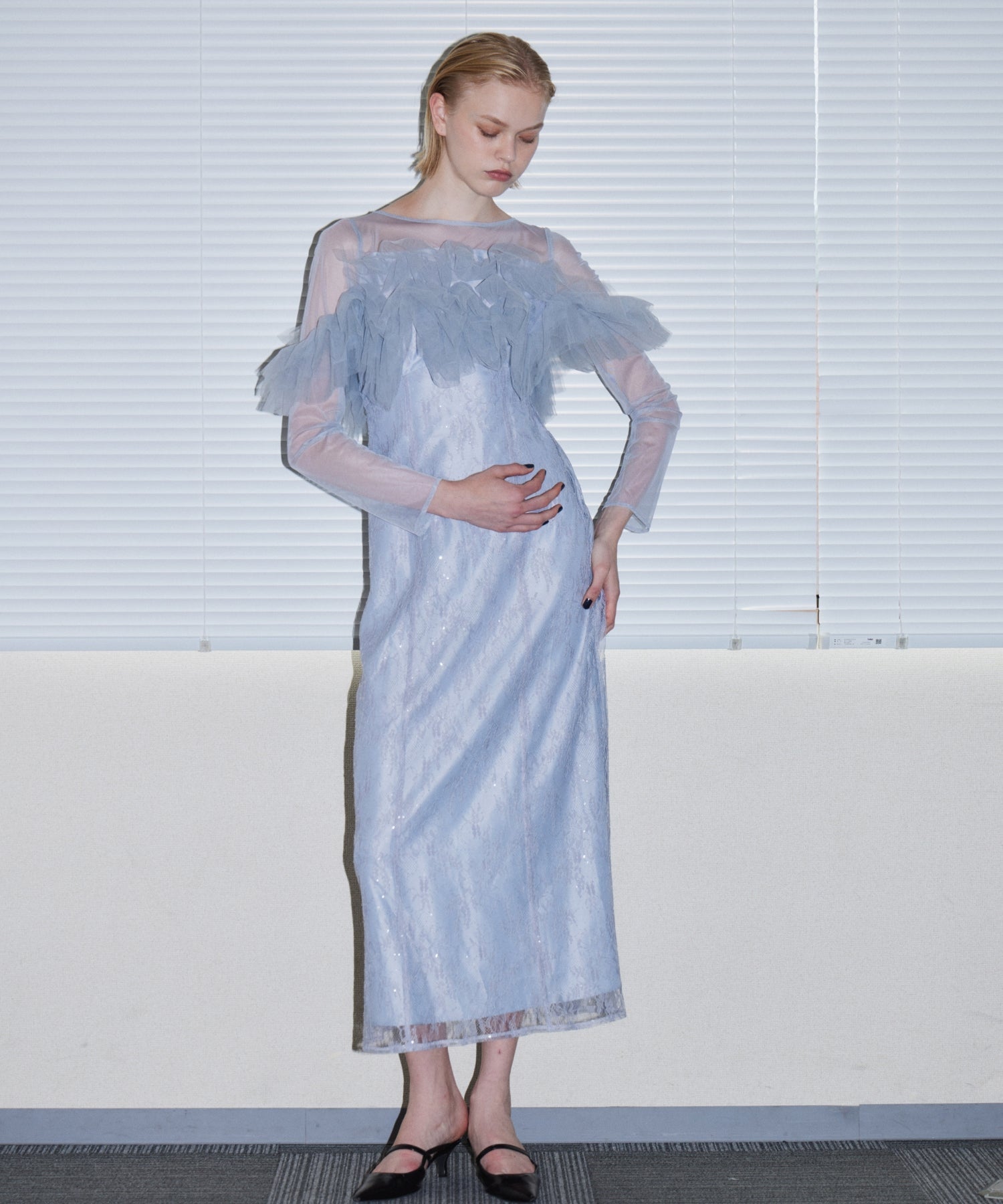 TULLE SPARKLE DRESS ライトグレー 正面全身ポーズ