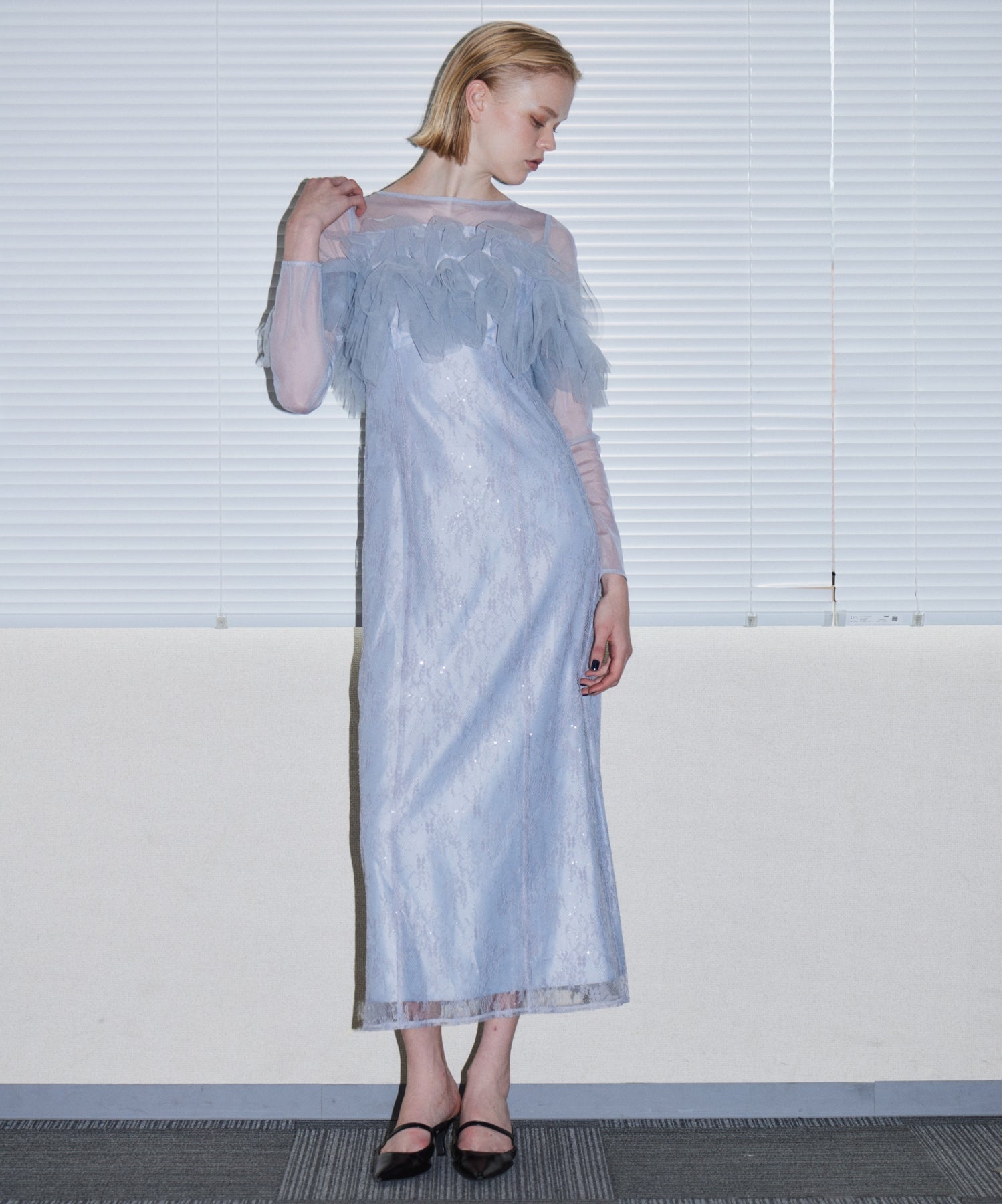 TULLE SPARKLE DRESS ライトグレー 正面全身ポーズ