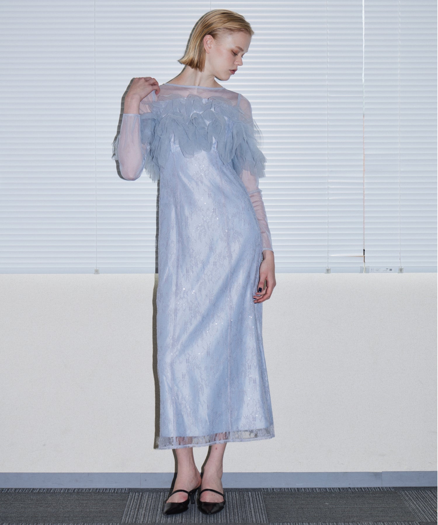 TULLE SPARKLE DRESS ライトグレー 正面全身ポーズ