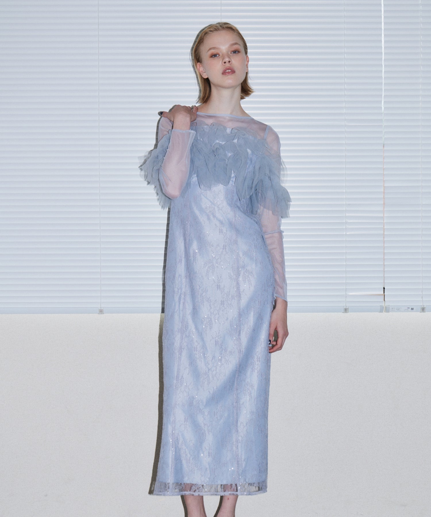 TULLE SPARKLE DRESS ライトグレー 正面アップポーズ