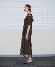 SPANGLE RUFFLE DRESS ブラウン 横全身