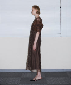 SPANGLE RUFFLE DRESS ブラウン 横全身
