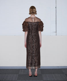 SPANGLE RUFFLE DRESS ブラウン 背面全身