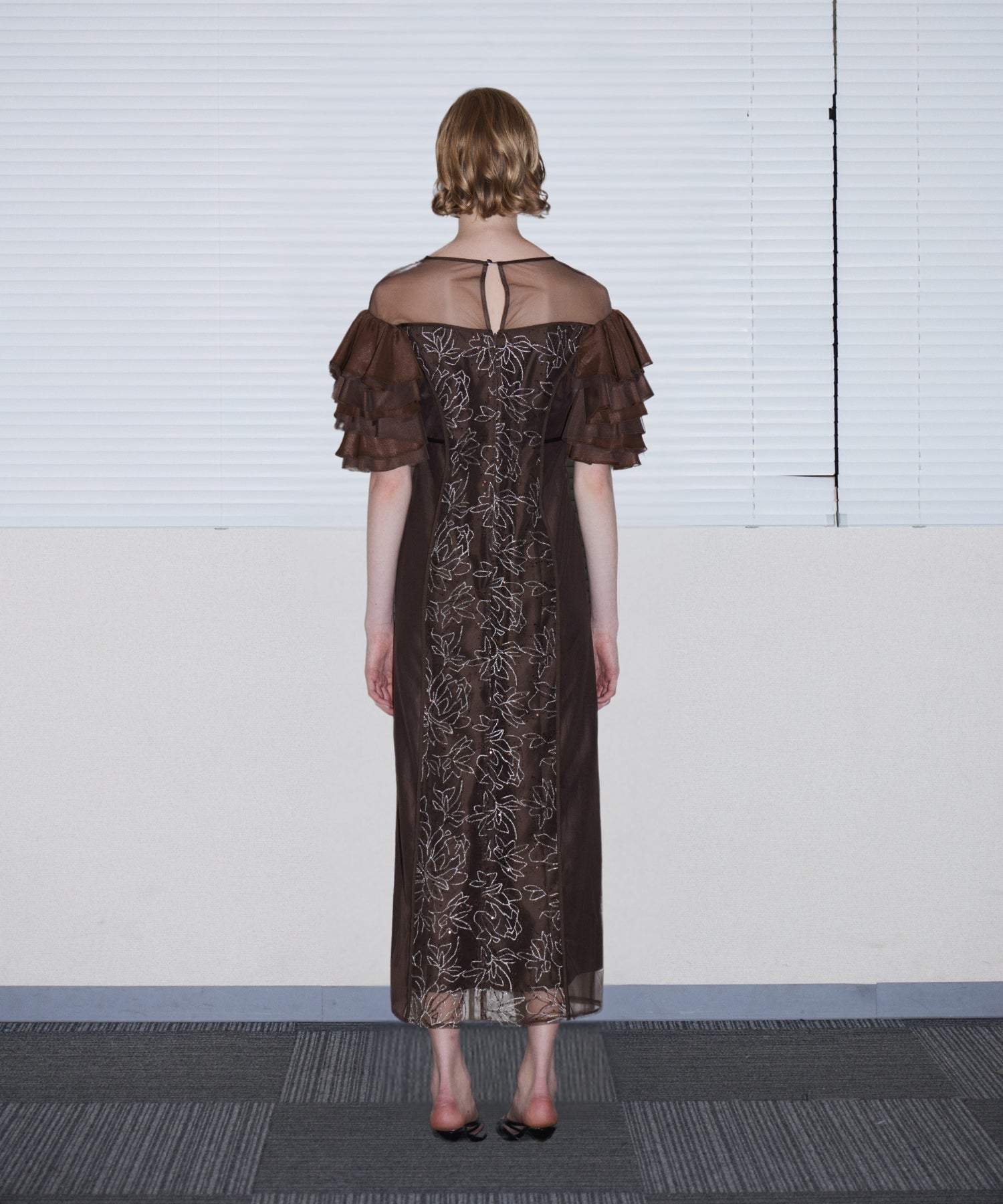 SPANGLE RUFFLE DRESS ブラウン 背面全身