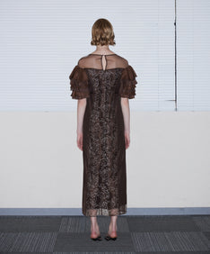 SPANGLE RUFFLE DRESS ブラウン 背面全身