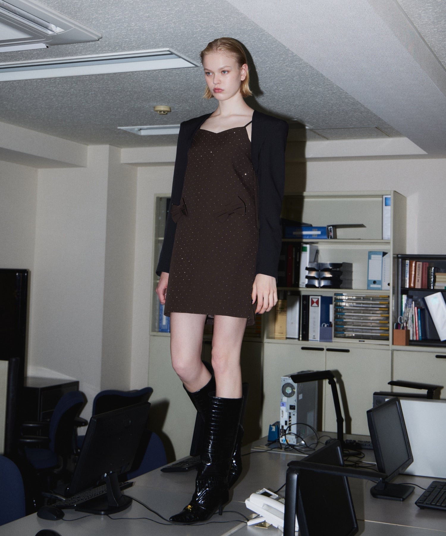 GRINT RIBBON MINI DRESS ブラウン 正面全身ポーズ