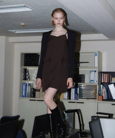 GRINT RIBBON MINI DRESS ブラウン 正面全身ポーズ