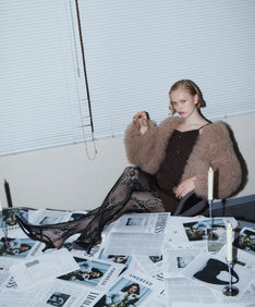 VOLUME TULLE JACKET  ベージュ 正面座りポーズ