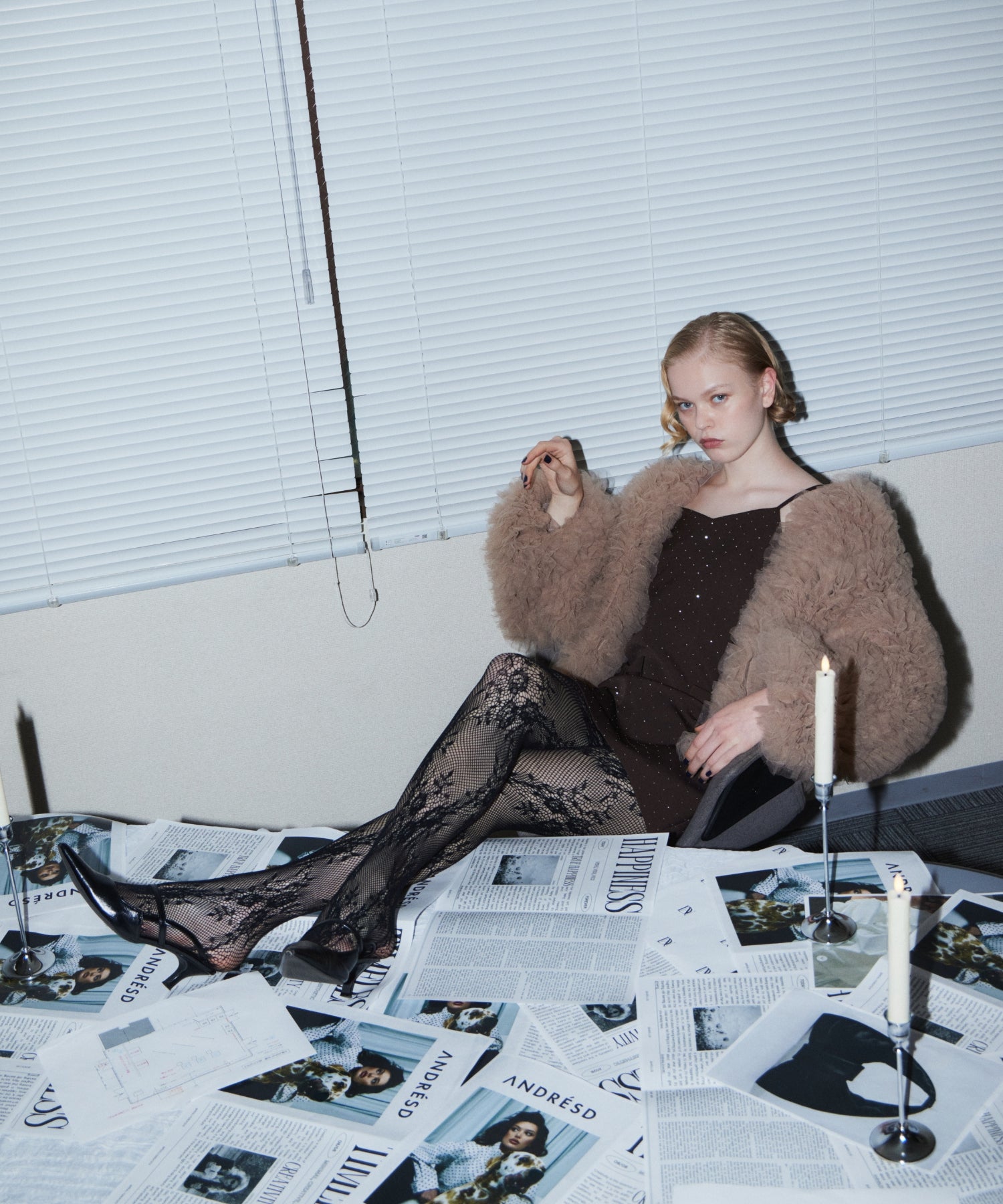 VOLUME TULLE JACKET  ベージュ 正面座りポーズ