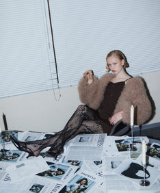 VOLUME TULLE JACKET  ベージュ 正面座りポーズ