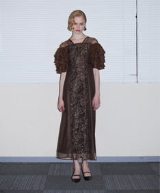 SPANGLE RUFFLE DRESS ブラウン 正面全身ポーズ