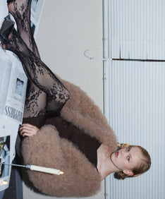 VOLUME TULLE JACKET  ベージュ 正面座りポーズ