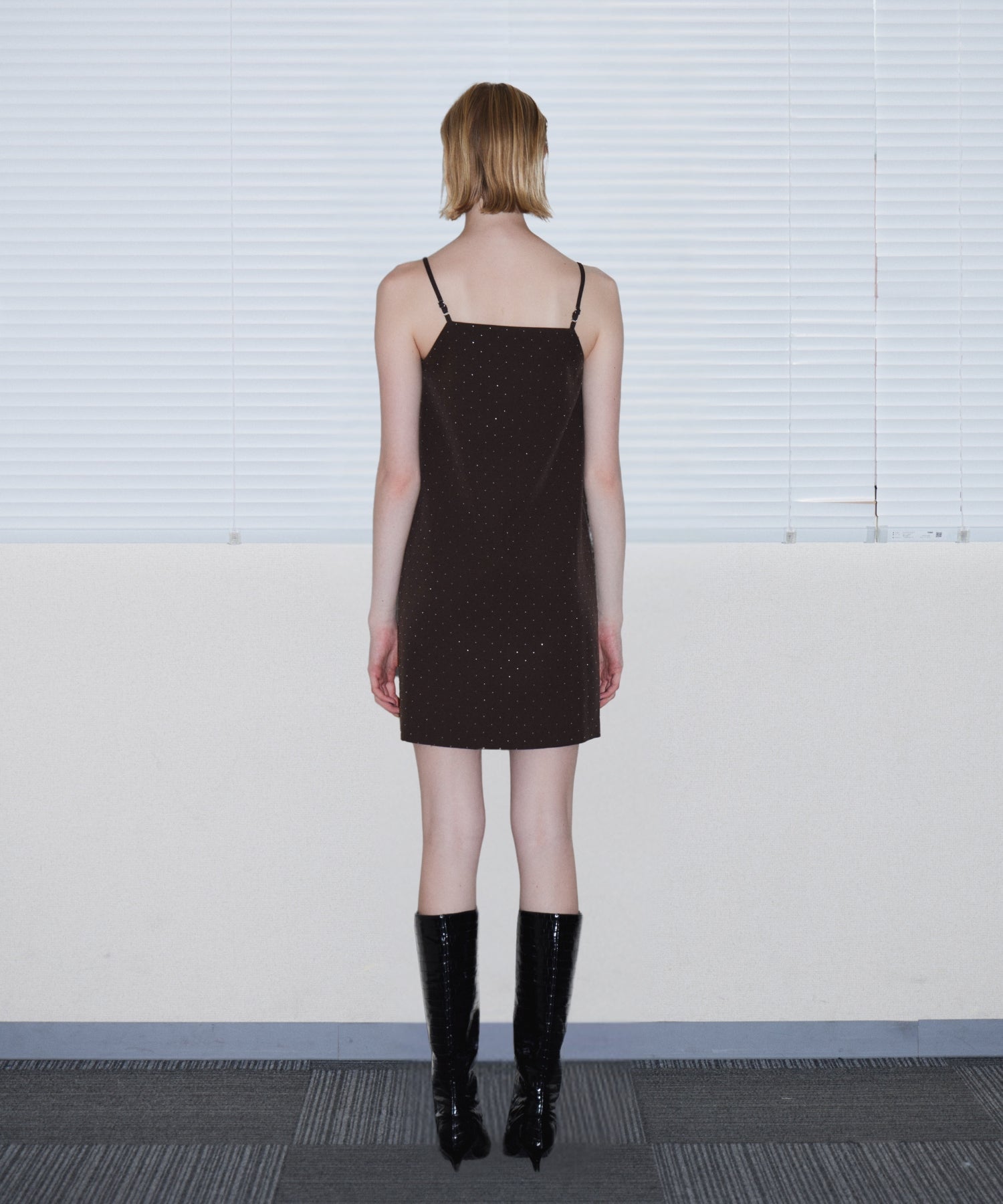 GRINT RIBBON MINI DRESS ブラウン 背面全身