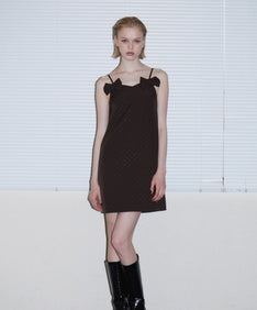 GRINT RIBBON MINI DRESS ブラウン 正面アップポーズ