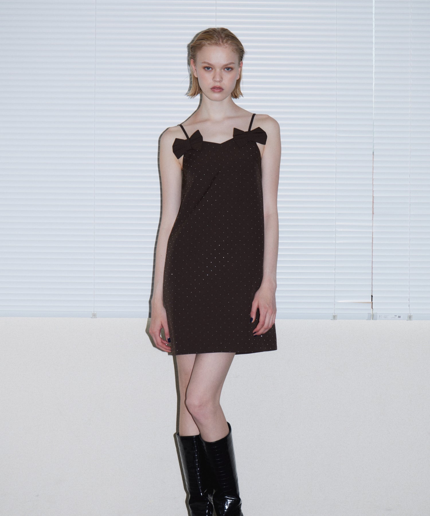 GRINT RIBBON MINI DRESS ブラウン 正面アップポーズ