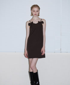 GRINT RIBBON MINI DRESS ブラウン 正面アップポーズ