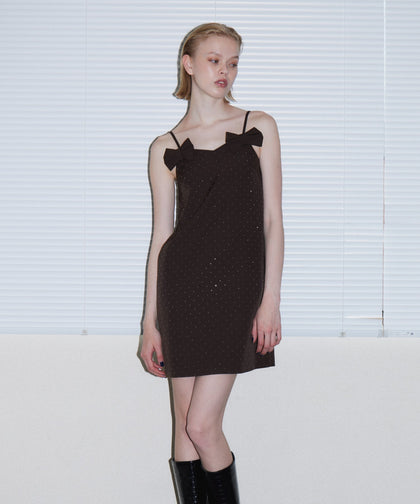 GRINT RIBBON MINI DRESS ブラウン アップポーズ