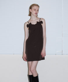 GRINT RIBBON MINI DRESS ブラウン アップポーズ