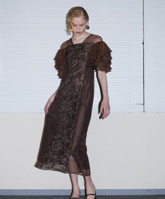 SPANGLE RUFFLE DRESS ブラウン 正面アップポーズ