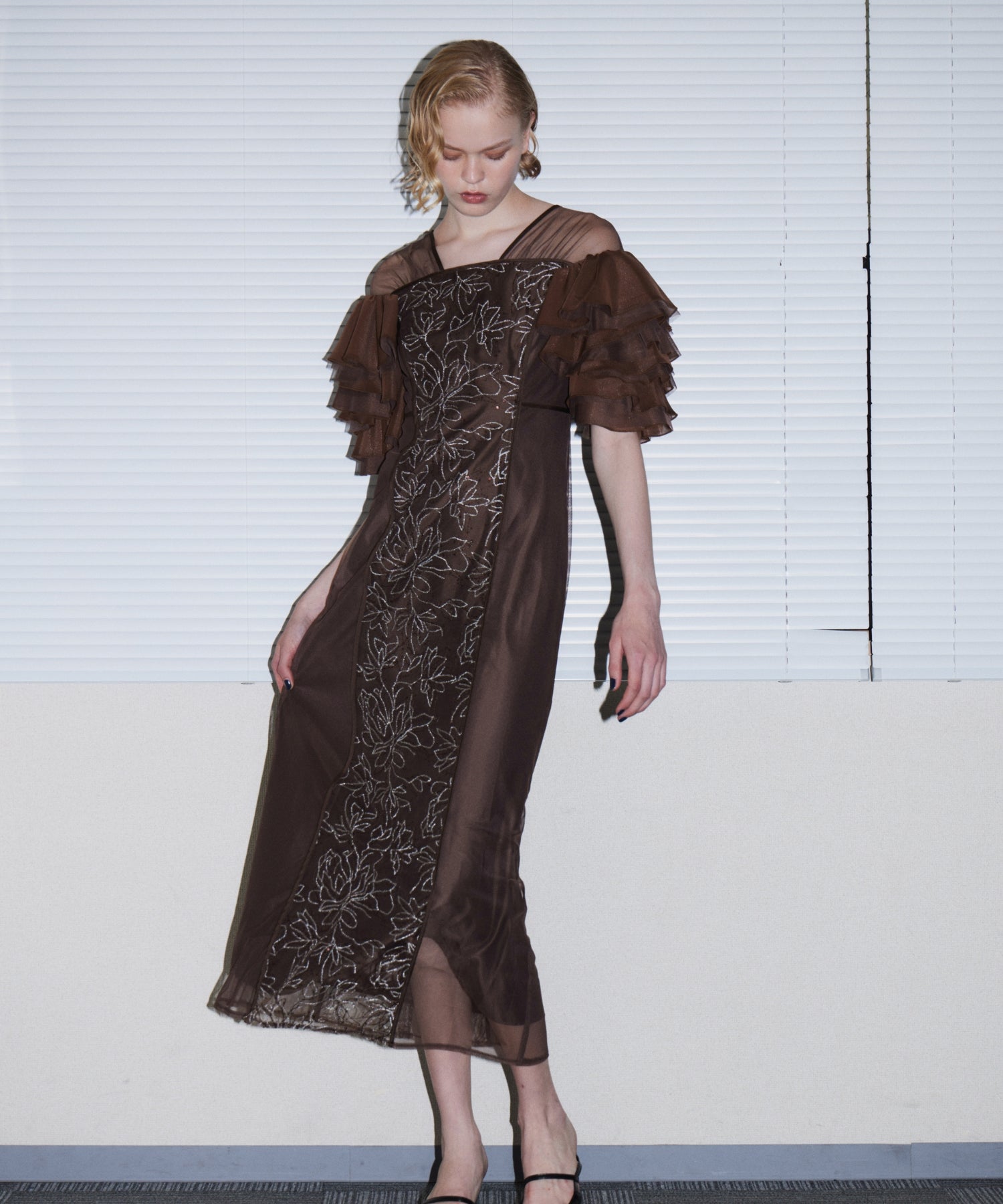 SPANGLE RUFFLE DRESS ブラウン 正面アップポーズ