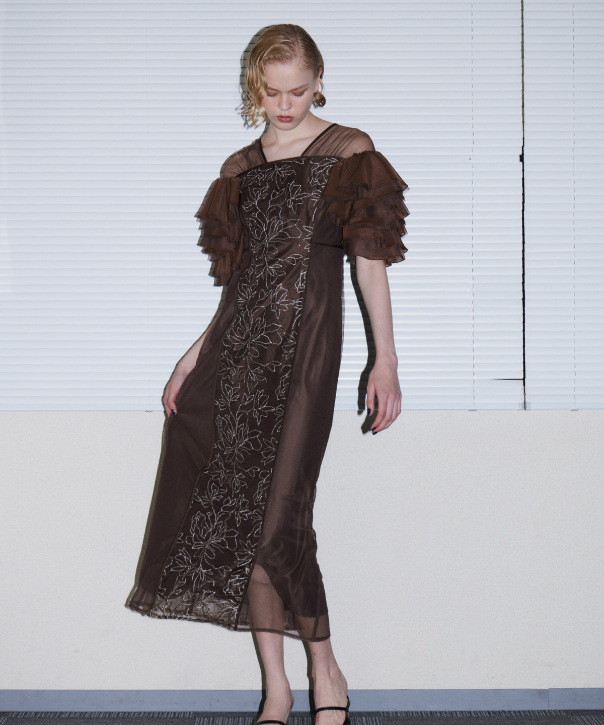 SPANGLE RUFFLE DRESS ブラウン 正面アップポーズ