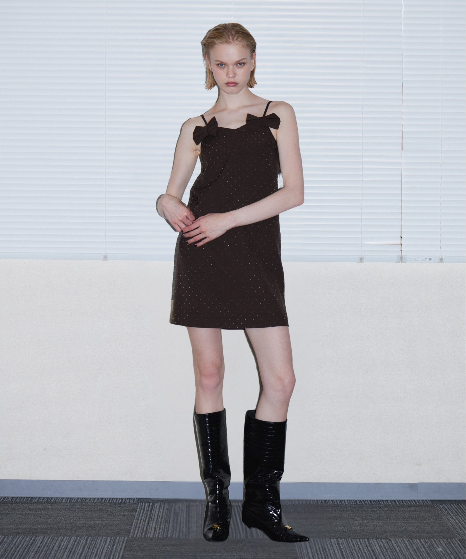 GRINT RIBBON MINI DRESS ブラウン 正面全身ポーズ