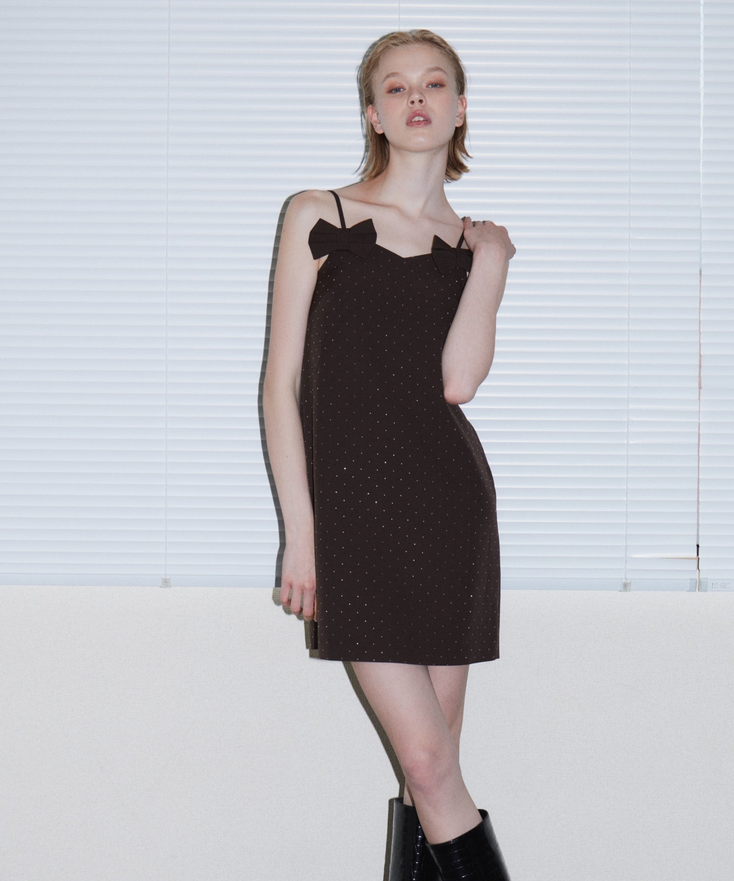GRINT RIBBON MINI DRESS ブラウン 正面アップポーズ