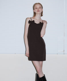 GRINT RIBBON MINI DRESS ブラウン 正面アップポーズ