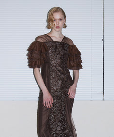 SPANGLE RUFFLE DRESS ブラウン 正面アップポーズ