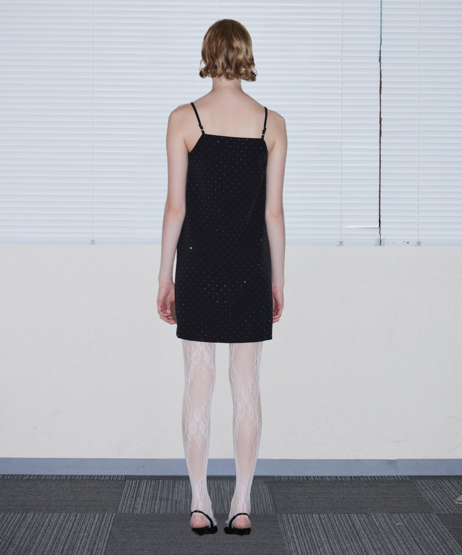 GRINT RIBBON MINI DRESS ブラック 背面全身