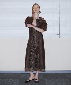 SPANGLE RUFFLE DRESS ブラウン 正面全身ポーズ