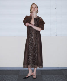 SPANGLE RUFFLE DRESS ブラウン 正面全身ポーズ