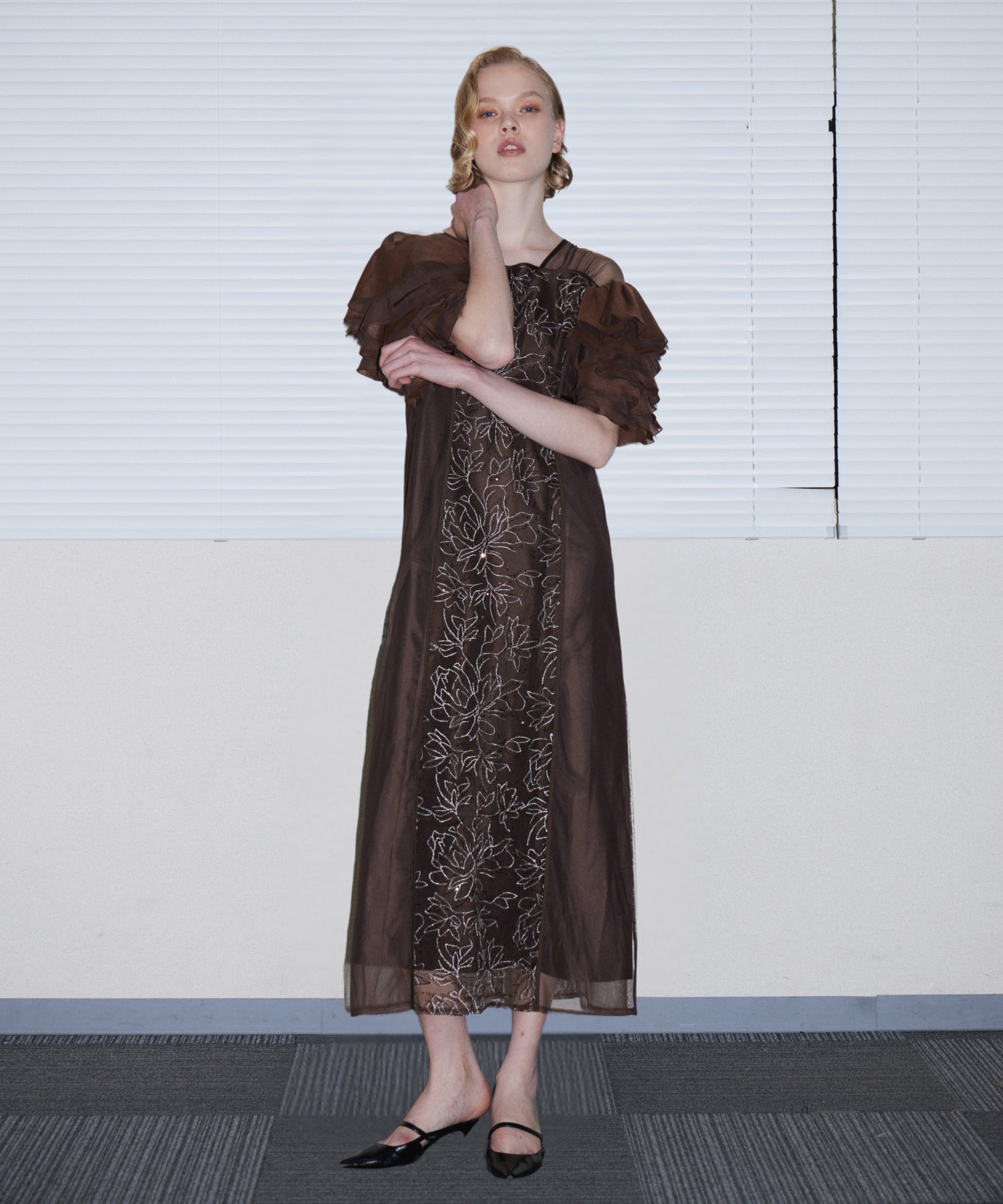 SPANGLE RUFFLE DRESS ブラウン 正面全身ポーズ