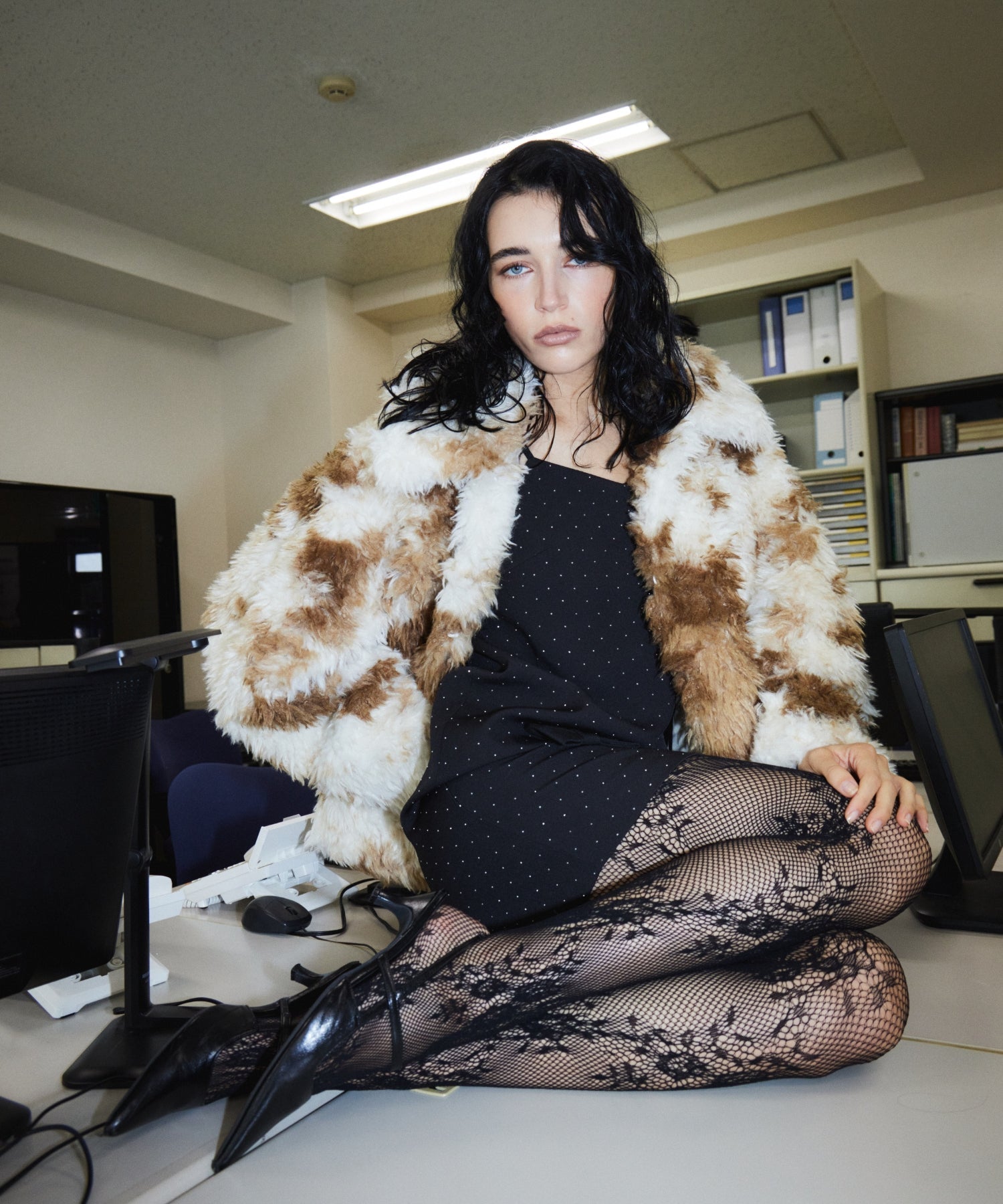 GRINT RIBBON MINI DRESS ブラック 座りポーズ