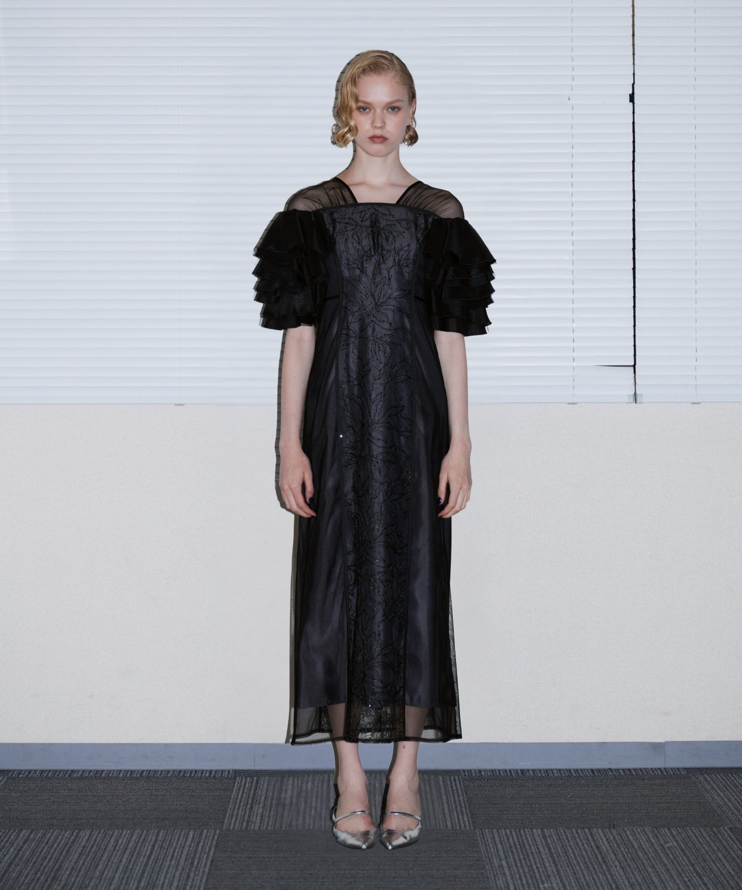 SPANGLE RUFFLE DRESS ブラック 正面全身