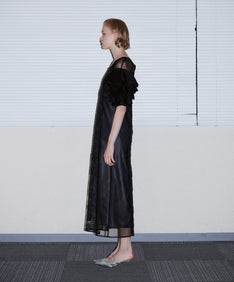 SPANGLE RUFFLE DRESS ブラック 横全身