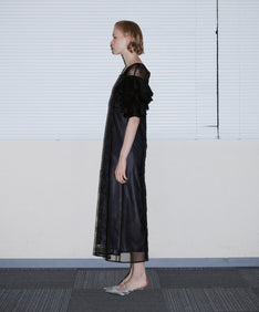 SPANGLE RUFFLE DRESS ブラック 横全身