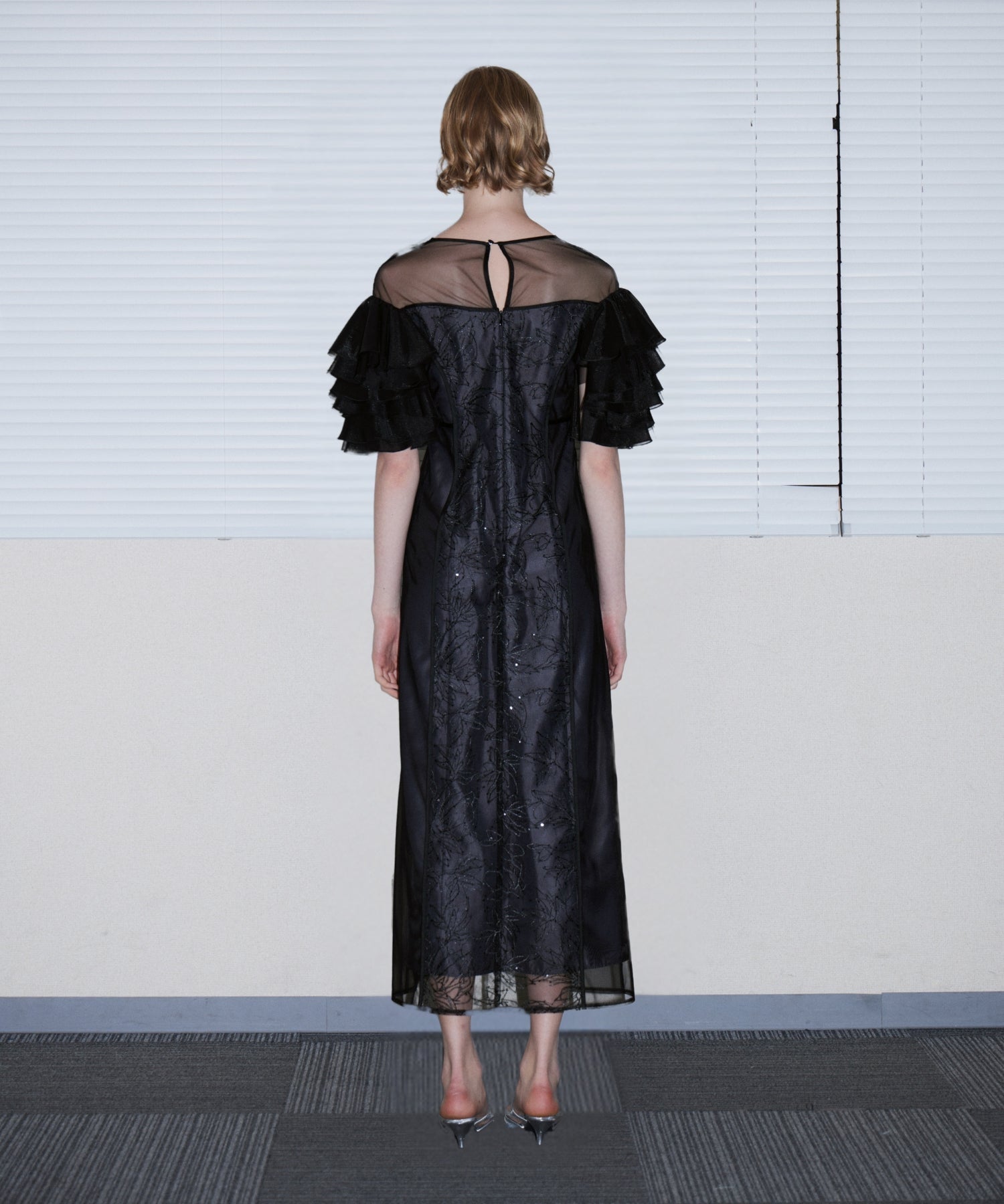 SPANGLE RUFFLE DRESS ブラック 背面全身