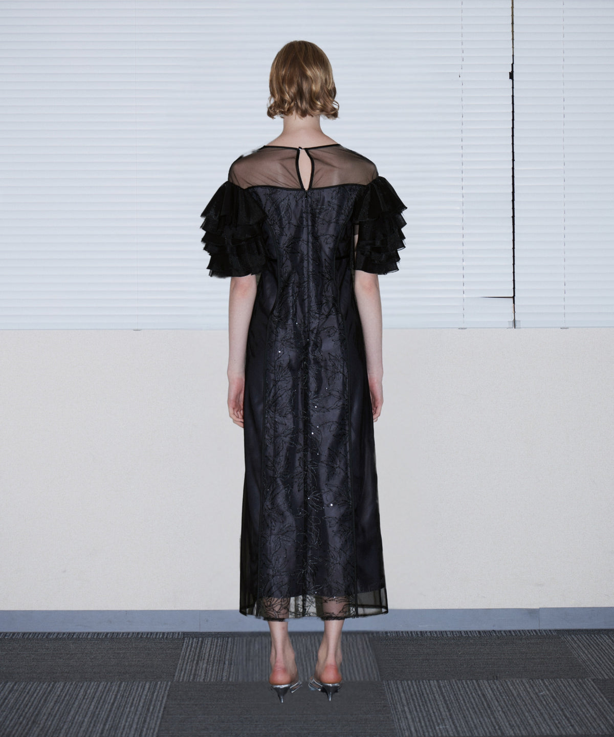 SPANGLE RUFFLE DRESS ブラック 背面全身