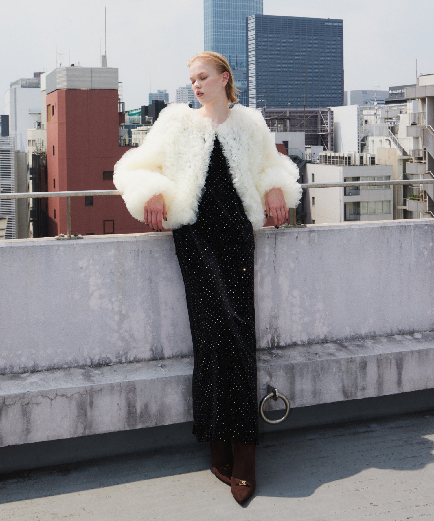 VOLUME TULLE JACKET  アイボリー 正面全身ポーズ