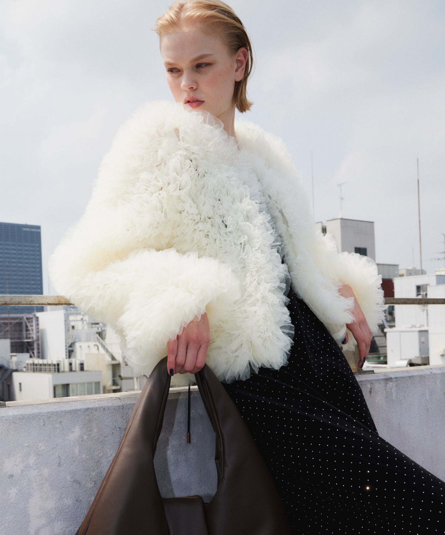 VOLUME TULLE JACKET  アイボリー正面アップポーズ